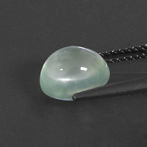 2.82カラットの天然グリーンプレナイト（8.6×7.3 mm・透明）