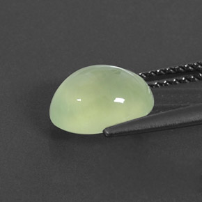 2.48カラットの天然グリーンプレナイト（9.2×7.2 mm・透明）