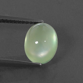 2.63カラットの天然グリーンプレナイト（9.2×7.1 mm・透明）
