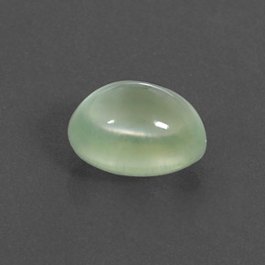 2.63カラットの天然グリーンプレナイト（9.2×7.1 mm・透明）