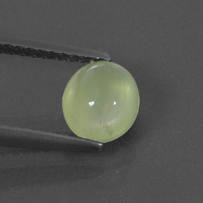 0.99カラットの天然グリーンプレナイト（6.6×5.8 mm・透明）