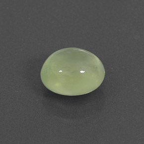 0.99カラットの天然グリーンプレナイト（6.6×5.8 mm・透明）