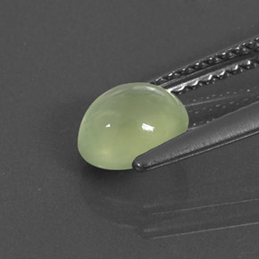 0.99カラットの天然グリーンプレナイト（6.6×5.8 mm・透明）