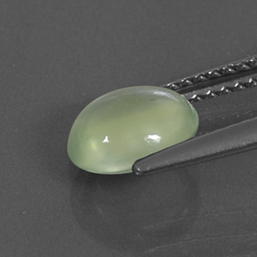 1.43カラットの天然グリーンプレナイト（7.8×6.8 mm・オーバルカット）