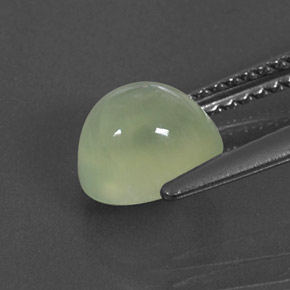 1.88カラットの天然グリーンプレナイト（7.5×6.6 mm・透明）