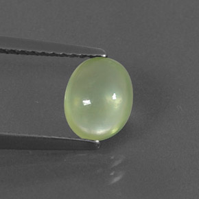 1.04カラットの天然グリーンプレナイト（7.3×5.8 mm・透明）