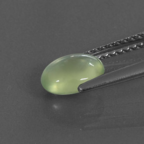 1.04カラットの天然グリーンプレナイト（7.3×5.8 mm・透明）
