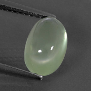 2.43カラットの天然グリーンプレナイト（9.3×6.2 mm・透明）
