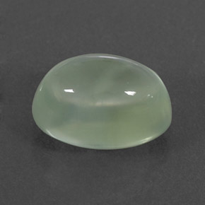 2.43カラットの天然グリーンプレナイト（9.3×6.2 mm・透明）