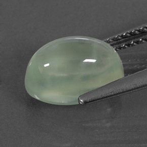 2.43カラットの天然グリーンプレナイト（9.3×6.2 mm・透明）
