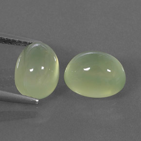 カラットの天然グリーンプレナイト（9.1×7 mm・透明）