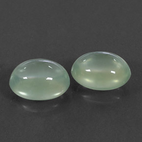 4.71カラットの天然非常に薄いセージグリーンプレナイト（9.2×7.6 mm・オーバルカット）