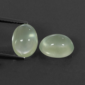 カラットの天然グリーンプレナイト（9.7x7.8 mm・透明）