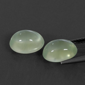 カラットの天然グリーンプレナイト（9.7x7.8 mm・透明）