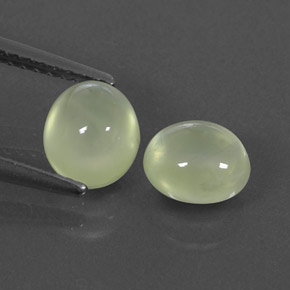カラットの天然グリーンプレナイト（6.9×6 mm・透明）
