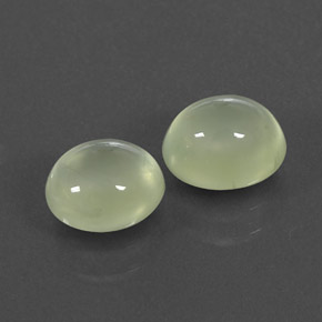 カラットの天然グリーンプレナイト（6.9×6 mm・透明）