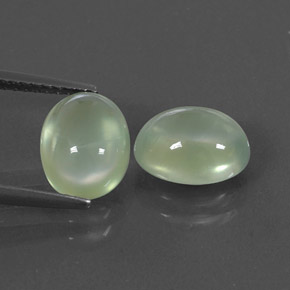 4.90カラットの天然グリーンプレナイト（9.3×7.3 mm・透明）