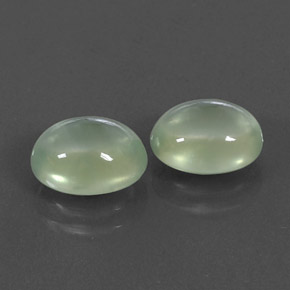 4.90カラットの天然グリーンプレナイト（9.3×7.3 mm・透明）