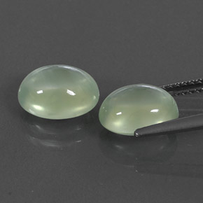 4.90カラットの天然グリーンプレナイト（9.3×7.3 mm・透明）