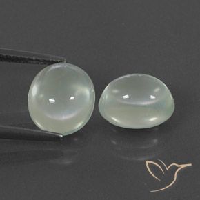 5.18カラットの天然淡い緑がかった白プレナイト（9×7.4 mm・透明）
