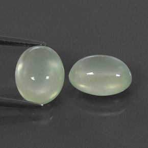 カラットの天然グリーンプレナイト（10.9×8.5 mm・透明）