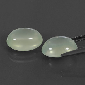 カラットの天然グリーンプレナイト（10.9×8.5 mm・透明）