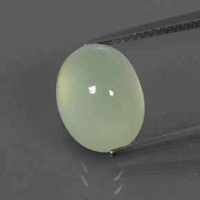 5.17カラットの天然グリーンプレナイト（11.3×8.8 mm・透明）