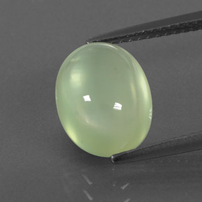 3.91カラットの天然グリーンプレナイト（11.3×8.7 mm・オーバルカット）
