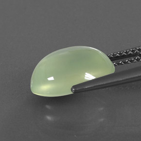3.91カラットの天然グリーンプレナイト（11.3×8.7 mm・オーバルカット）