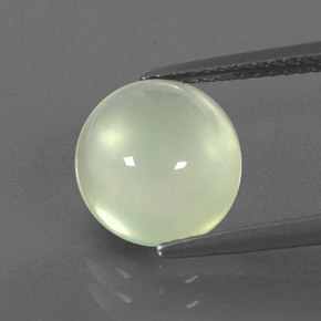3.53カラットの天然グリーンプレナイト（10.4×9.4 mm・オーバルカット）