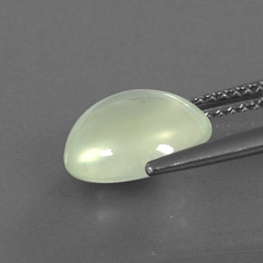 3.53カラットの天然グリーンプレナイト（10.4×9.4 mm・オーバルカット）
