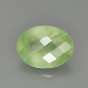 8.71カラットの天然グリーンプレナイト（15.9×12 mm・透明）