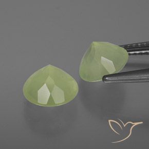 3.76カラットの天然ミディアムグリーンプレナイト（7.88 mm・透明）