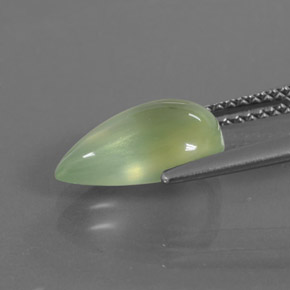 2.92カラットの天然グリーンプレナイト（11.7×7.7 mm・洋梨の形）