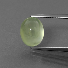 4.45カラットの天然グリーンプレナイト（10.7×8.6 mm・オーバルカット）