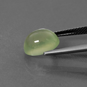 4.45カラットの天然グリーンプレナイト（10.7×8.6 mm・オーバルカット）