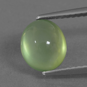 2.36カラットの天然ライムグリーンプレナイト（8.3×7.1 mm・オーバルカット）