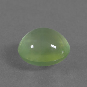2.36カラットの天然ライムグリーンプレナイト（8.3×7.1 mm・オーバルカット）