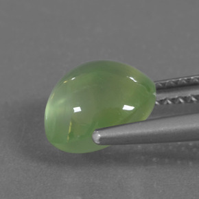 2.36カラットの天然ライムグリーンプレナイト（8.3×7.1 mm・オーバルカット）