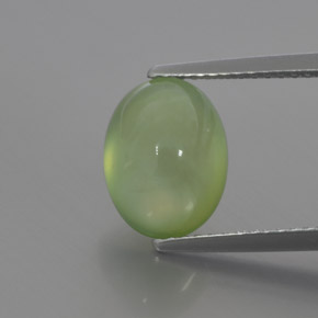 3.82カラットの天然グリーンプレナイト（10.4×8 mm・透明）