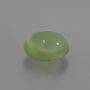 3.82カラットの天然グリーンプレナイト（10.4×8 mm・透明）