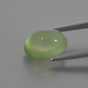 3.82カラットの天然グリーンプレナイト（10.4×8 mm・透明）