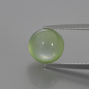 3.17カラットの天然グリーンプレナイト（7.98 mm・透明）