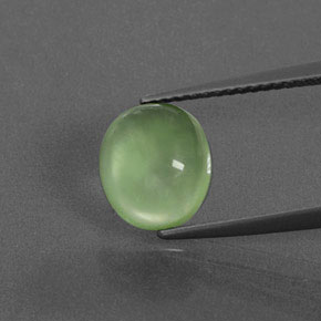 3.00カラットの天然グリーンプレナイト（9.3×8.2 mm・オーバルカット）