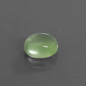 3.00カラットの天然グリーンプレナイト（9.3×8.2 mm・オーバルカット）