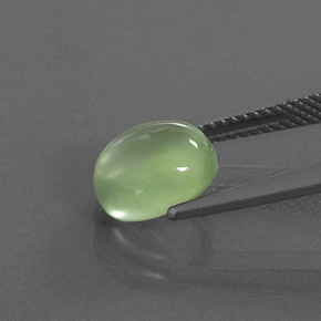 3.00カラットの天然グリーンプレナイト（9.3×8.2 mm・オーバルカット）