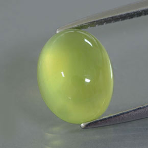3.53カラットの天然イエローグリーンプレナイト（9.8×7.7 mm・透明）