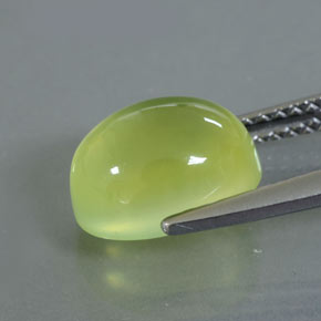 3.53カラットの天然イエローグリーンプレナイト（9.8×7.7 mm・透明）