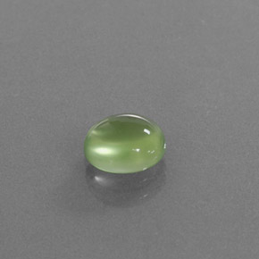 1.35カラットの天然グリーンプレナイト（7.5×6.8 mm・オーバルカット）