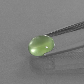 1.35カラットの天然グリーンプレナイト（7.5×6.8 mm・オーバルカット）